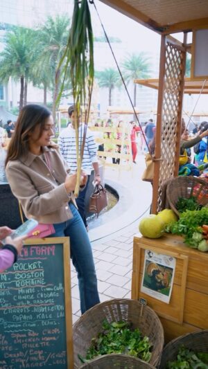 Vaani Sood Instagram - Come with me to the Artisal Market by @handpickedbypc at @thehorizonplaza Gurugram 🍀

I spent a beautiful afternoon exploring passionate  homegrown brands focusing on sustainably sourced delicacies. Find cheeses, chutneys and toasty winter vibes as you shop your heart out securing healthy and wholesome goodies. 

The stories behind some of these homegrown brands touched my heart! Also couldn’t resist picking up some locally sourced treat for my family 🫶🏻

Thanks to @thehorizonplaza @collaboard.in 
@handpickedbypcxp for enabling such a warm and wholesome weekend full of love 🫶🏻