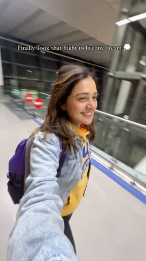 Vaani Sood Instagram - Keep dreaming 🫶🏻 …
Mere pair mein pankh 🪽lage hai ✈️ 🗺️ 
.
.
 [ Coldplay, Singapore, dream, travel, explore ]