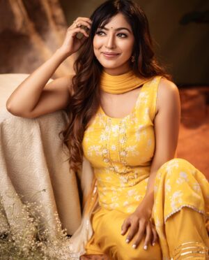 Vaibhavi Joshi Instagram - Love is the goal, life is the journey 💛🌻

#actress #smile #lover #motivation #life #goal #journey #selflove #yellow #instamood #bollywood #gujrati #pose #desigirl #instagram #instagood #instadaily #explorepage #explorar #vaibhavijoshi #thursday #shoot #camera #indianwear #indianfashion #bollywoodbeauty #mumbai #maharashtra @vijaypowarphotography