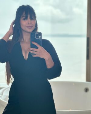 Vaibhavi Joshi Instagram - The mirror reflects my light 💋 #selfie #mirrorselfie #selflove #black #love #passion #sunday #instagram #instagood #instafashion #instamood #sundayvibes #goa #naturalbeauty #lover #goodevening #mood #explore #more 🌹