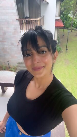 Vaibhavi Joshi Instagram - Just Smile it Off! 🙂 #goodevening #smile #therapy #motivation #selfie #selflove #selfcare #video #réel #reelsinstagram #reelsvideo #reelindia #bollywood #hollywood #selfmade #motivated #reellife #instagood #instadaily #instagram #instareels #actress #yogini #self #search #journey #life #passion #goodvibes #vaibhavijoshi