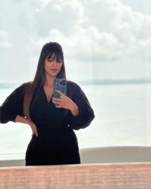 Vaibhavi Joshi Instagram - The mirror reflects my light 💋 #selfie #mirrorselfie #selflove #black #love #passion #sunday #instagram #instagood #instafashion #instamood #sundayvibes #goa #naturalbeauty #lover #goodevening #mood #explore #more 🌹