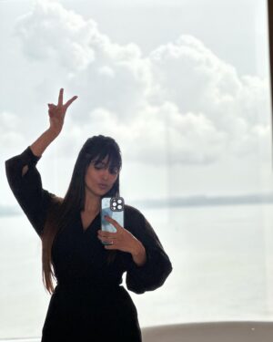 Vaibhavi Joshi Instagram - The mirror reflects my light 💋 #selfie #mirrorselfie #selflove #black #love #passion #sunday #instagram #instagood #instafashion #instamood #sundayvibes #goa #naturalbeauty #lover #goodevening #mood #explore #more 🌹