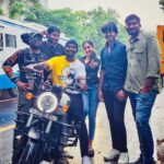 Vaishali Raj Instagram - #bullet Day 10 some candids in rain after pack up ☔️ @elviinvinu_updates @innasi_pandiyan @aravinndsingh @5starcreationss #shooting #packup #bts #rain #fun #rainyday