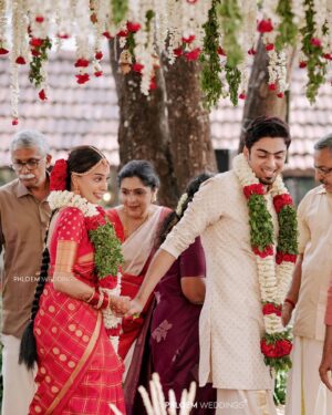 Vaishnavi Venugopal Instagram - Shot by @phloem.weddings 
Event @bariseventco 
HMU @aishwaryakarayilofficial 
Styled @styledbyzoya_ 
Draping @kp_thesareedrapist 
Blouse @prismdesigns_kottayam 
Groom’s mua & styling @soorajskofficial