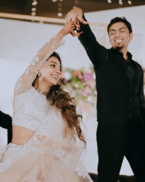 Vaishnavi Venugopal Instagram - When the photographer said ‘Get romantic’, we took it to heart and cringed like there’s no tomorrow! 😬

Photography & Event @raldiawedding 
Outfit @t.and.msignature 
Jewellery @m.o.dsignature 
HMU @roshnistvm 
Groom’s HMU & Outfit @soorajskofficial