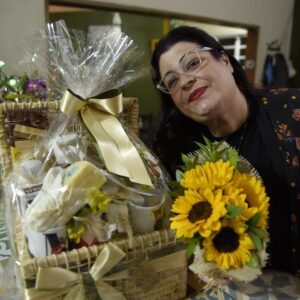 Valéria Sandalo Instagram - .
.
Tudo o que vem acompanhado de flores torna o dia melhor! Ainda mais está cesta de café da manhã da @interflores , que veio recheada de delícias, com canecas personalizadas (LINDAAAASSS!) e um buquê solar de girassois!!! Pra lá de especial!!! 
.
.
Fotos: Gabriel Trevisan @gabrieltrevisan 
.
.
#valériasândalo #valeriasandalo #valériasandalo #valeriasândalo 
#cestas #cafédamanhã #buquês #flores #girassol #matinais #delicadeza #canecaspersonalizadas
#cestasdecafédamanhã #cestaparaocasal #buquêsolar
