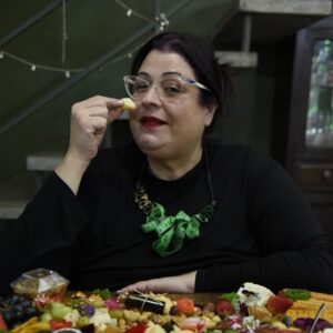 Valéria Sandalo Instagram - .
Friaca daquelas e chega em casa um platter mega especial e caprichado preparado pela @merceariaanaleia cheio de queijos, frios, frutas secas e frescas, patês, pães e mimos! A gente aqui em casa atacou e se deliciou! Arrasta pra ver a última foto! Hahaha!
.
.
Foto: Gabriel Trevisan 
@gabrieltrevisan
.
.
.
#valériasândalo #valeriasandalo #valériasandalo #valeriasândalo 
#queijosefrios #queijos #embutidos #charcutaria #tábuadequeijos #tábuadefrios #platter #mercearia #merceariaanaléia