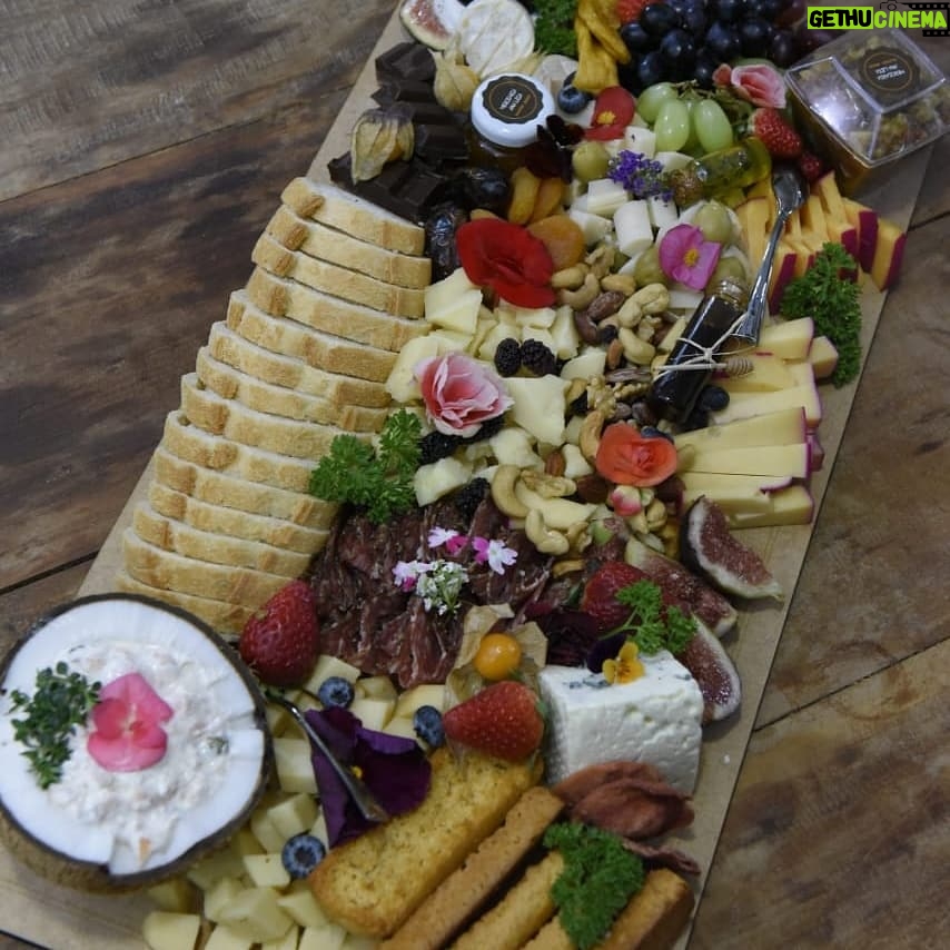 Valéria Sandalo Instagram - . Friaca daquelas e chega em casa um platter mega especial e caprichado preparado pela @merceariaanaleia cheio de queijos, frios, frutas secas e frescas, patês, pães e mimos! A gente aqui em casa atacou e se deliciou! Arrasta pra ver a última foto! Hahaha! . . Foto: Gabriel Trevisan @gabrieltrevisan . . . #valériasândalo #valeriasandalo #valériasandalo #valeriasândalo #queijosefrios #queijos #embutidos #charcutaria #tábuadequeijos #tábuadefrios #platter #mercearia #merceariaanaléia