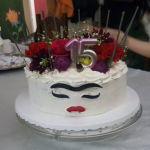 Valéria Sandalo Instagram - Teve bolo nos 15 anos da Lídia! E com Frida Kahlo de convidada especial...
.
.
Esta graça de decoração com estas maravilhosas flores frescas foram feitas pela @julianaartesanais ! O bolo era prestígio, de chocolate com coco e teve ainda bolinha de queijo, coxinha, esfiha de carne e empadinha de palmito, além de brigadeiro tradicional e de paçoca!
.
.
Quem disse que não dá pra comemorar aniversário na quarentena?
.
.
#valériasândalo #valeriasandalo #valériasandalo #valeriasândalo 
#15anos #debutante #aniversário #bolo #bolodeaniversário #festa #festanaquarentena #brigadeiro #brigadeirodepaçoca #coxinha #empadinhadepalmito #esfiha #bolinhadequeijo #salgadinhos #floresnafesta #frida #fridakahlo #méxico #sónósnafesta