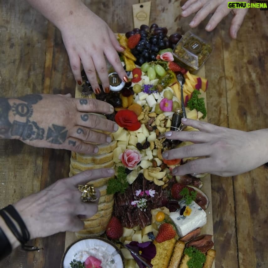 Valéria Sandalo Instagram - . Friaca daquelas e chega em casa um platter mega especial e caprichado preparado pela @merceariaanaleia cheio de queijos, frios, frutas secas e frescas, patês, pães e mimos! A gente aqui em casa atacou e se deliciou! Arrasta pra ver a última foto! Hahaha! . . Foto: Gabriel Trevisan @gabrieltrevisan . . . #valériasândalo #valeriasandalo #valériasandalo #valeriasândalo #queijosefrios #queijos #embutidos #charcutaria #tábuadequeijos #tábuadefrios #platter #mercearia #merceariaanaléia