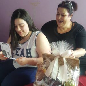 Valéria Sandalo Instagram - .
LÍDIA FAZ 15 ANOS!!!
.
.
Em tempos de pandemia, como comemorar o aniversário? Ah, de forma espetacular, com uma super cesta de café da manhã da @interflores , com direito a pães, frutas, bolos, iogurtes, sucos, cremes de queijo, chocolates e uma caneca personalizada! Supimpa!!! Lídia amou!!!
.
.
#valériasândalo #valeriasandalo #valériasandalo #valeriasândalo 
#15anos #debutante #aniversário #aniversárionaquarentena #surpresa #presentesurpresa #presentesnaquarentena
#cestas #cestadecafédamanhã #cestaspersonalizadas #flores #interflores #cafédamanhã  #cafédamanhãnoaniversário