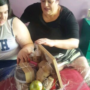 Valéria Sandalo Instagram - .
LÍDIA FAZ 15 ANOS!!!
.
.
Em tempos de pandemia, como comemorar o aniversário? Ah, de forma espetacular, com uma super cesta de café da manhã da @interflores , com direito a pães, frutas, bolos, iogurtes, sucos, cremes de queijo, chocolates e uma caneca personalizada! Supimpa!!! Lídia amou!!!
.
.
#valériasândalo #valeriasandalo #valériasandalo #valeriasândalo 
#15anos #debutante #aniversário #aniversárionaquarentena #surpresa #presentesurpresa #presentesnaquarentena
#cestas #cestadecafédamanhã #cestaspersonalizadas #flores #interflores #cafédamanhã  #cafédamanhãnoaniversário