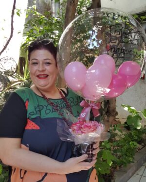Valéria Sandalo Instagram - .
Há exatos 53 anos nascia esta belezinha que vos escreve... viva a vida!!!!! Adoro fazer aniversário!!!
.
.
Ganhei este mimo feito pela @pri_pri_rodrigues da @_amor_e_cor_ e fiquei felizona!!! Obrigada pelo carinho!!!
.
.
#valériasândalo #valeriasandalo #valériasandalo #valeriasândalo #aniversário #53anos #escorpiana #presente #flores #cestas #balão #delicadezas #encantamento