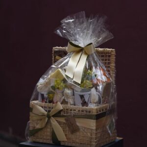 Valéria Sandalo Instagram - .
.
Tudo o que vem acompanhado de flores torna o dia melhor! Ainda mais está cesta de café da manhã da @interflores , que veio recheada de delícias, com canecas personalizadas (LINDAAAASSS!) e um buquê solar de girassois!!! Pra lá de especial!!! 
.
.
Fotos: Gabriel Trevisan @gabrieltrevisan 
.
.
#valériasândalo #valeriasandalo #valériasandalo #valeriasândalo 
#cestas #cafédamanhã #buquês #flores #girassol #matinais #delicadeza #canecaspersonalizadas
#cestasdecafédamanhã #cestaparaocasal #buquêsolar