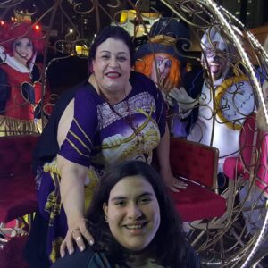 Valéria Sandalo Instagram - .
Eu sempre adorei a história da Alice no País das Maravilhas, inclusive já tive a oportunidade de fazer a Rainha de Copas há muitos anos em um evento e gritar CORRRTEM-LHE A CABEEEÇA!!! Hahahahahahahahahah!
.
.
Aí o pessoal da @ciacambaio me chamou pra assistir aos espetáculos que estão fazendo no @cine.auto , em frente ao shopping Anália Franco, e a gente pode ver de dentro do carro porque o que eles fazem no palco sai no telão na mesma hora! É muito legal e um jeito descolado de a gente continuar vendo teatro em tempos de quarentena!
.
.
Até o começo de novembro serão vários espetáculos. Passa pro lado pra conhecer a programação!
.
.
#valériasândalo #valeriasandalo #valériasandalo #valeriasândalo #alicenopaísdasmaravilhas #alice #teatro #teatronotelão #teatroprafamília #teatronocarro #teatronaquarentena #váaoteatro #amoteatro #aarteresgata #teatroécultura #lewiscarroll