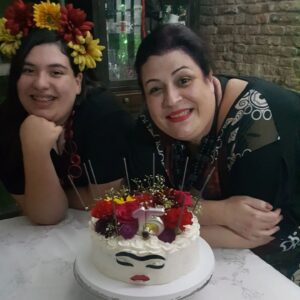 Valéria Sandalo Instagram - #tbt❤️ de 2020, plena pandemia. 
.
.
Os 15 anos da Lídia com a Frida Kahlo! Bolo maravilhoso feito pela querida @julianatavarrs ! F
.
.
#valériasândalo #valeriasandalo #valériasandalo #valeriasândalo #15anos #debutante #festanapandemia #fridakahlo #bolos