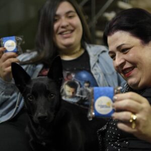 Valéria Sandalo Instagram - .
.
Que bom poder unir o prazer de comer um brownie delicioso e ajudar os animais! E comprando um brownie do @nossospeludos vc estará ajudando!
Para cada unidade vendida são doados 330g de ração para animais abandonados que estão com protetores ou em ONG's/Abrigos.
.
.
Em Setembro completarão10 anos chegando a marca de mais de 14 toneladas de ração doada, além de cadeira de rodas, castrações, vacinas e consultas.
.
.
Vem com a gente nessa rede do bem!
O Camilo, comigo e com a @li.sandalo_ na foto, aprovou!!!
.
.
Foto: Gabriel Trevisan @gabrieltrevisan
. 
.
#valériasândalo #valeriasandalo #valériasandalo #valeriasândalo 
#nossospeludos #brownie #browniedobem #brownienossospeludos #vidadeempreendedora #rededobem #doglovers #catlovers