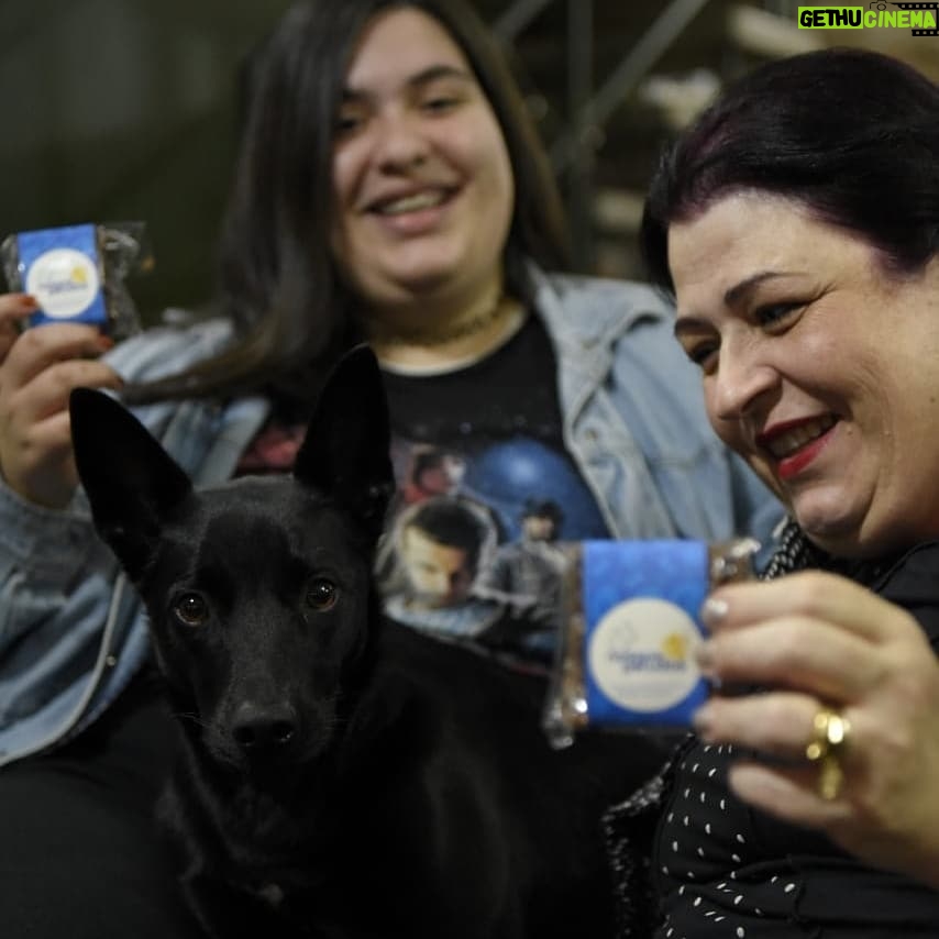 Valéria Sandalo Instagram - . . Que bom poder unir o prazer de comer um brownie delicioso e ajudar os animais! E comprando um brownie do @nossospeludos vc estará ajudando! Para cada unidade vendida são doados 330g de ração para animais abandonados que estão com protetores ou em ONG's/Abrigos. . . Em Setembro completarão10 anos chegando a marca de mais de 14 toneladas de ração doada, além de cadeira de rodas, castrações, vacinas e consultas. . . Vem com a gente nessa rede do bem! O Camilo, comigo e com a @li.sandalo_ na foto, aprovou!!! . . Foto: Gabriel Trevisan @gabrieltrevisan . . #valériasândalo #valeriasandalo #valériasandalo #valeriasândalo #nossospeludos #brownie #browniedobem #brownienossospeludos #vidadeempreendedora #rededobem #doglovers #catlovers