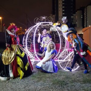 Valéria Sandalo Instagram - .
Eu sempre adorei a história da Alice no País das Maravilhas, inclusive já tive a oportunidade de fazer a Rainha de Copas há muitos anos em um evento e gritar CORRRTEM-LHE A CABEEEÇA!!! Hahahahahahahahahah!
.
.
Aí o pessoal da @ciacambaio me chamou pra assistir aos espetáculos que estão fazendo no @cine.auto , em frente ao shopping Anália Franco, e a gente pode ver de dentro do carro porque o que eles fazem no palco sai no telão na mesma hora! É muito legal e um jeito descolado de a gente continuar vendo teatro em tempos de quarentena!
.
.
Até o começo de novembro serão vários espetáculos. Passa pro lado pra conhecer a programação!
.
.
#valériasândalo #valeriasandalo #valériasandalo #valeriasândalo #alicenopaísdasmaravilhas #alice #teatro #teatronotelão #teatroprafamília #teatronocarro #teatronaquarentena #váaoteatro #amoteatro #aarteresgata #teatroécultura #lewiscarroll