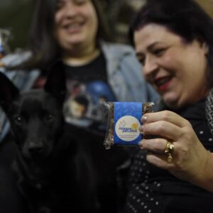 Valéria Sandalo Instagram - .
.
Que bom poder unir o prazer de comer um brownie delicioso e ajudar os animais! E comprando um brownie do @nossospeludos vc estará ajudando!
Para cada unidade vendida são doados 330g de ração para animais abandonados que estão com protetores ou em ONG's/Abrigos.
.
.
Em Setembro completarão10 anos chegando a marca de mais de 14 toneladas de ração doada, além de cadeira de rodas, castrações, vacinas e consultas.
.
.
Vem com a gente nessa rede do bem!
O Camilo, comigo e com a @li.sandalo_ na foto, aprovou!!!
.
.
Foto: Gabriel Trevisan @gabrieltrevisan
. 
.
#valériasândalo #valeriasandalo #valériasandalo #valeriasândalo 
#nossospeludos #brownie #browniedobem #brownienossospeludos #vidadeempreendedora #rededobem #doglovers #catlovers