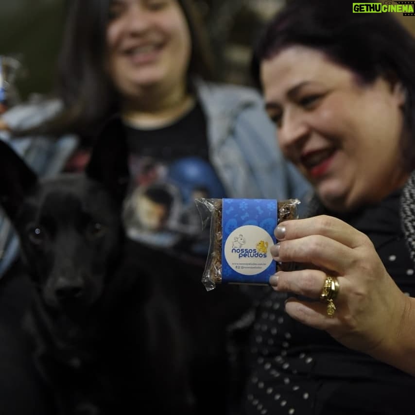 Valéria Sandalo Instagram - . . Que bom poder unir o prazer de comer um brownie delicioso e ajudar os animais! E comprando um brownie do @nossospeludos vc estará ajudando! Para cada unidade vendida são doados 330g de ração para animais abandonados que estão com protetores ou em ONG's/Abrigos. . . Em Setembro completarão10 anos chegando a marca de mais de 14 toneladas de ração doada, além de cadeira de rodas, castrações, vacinas e consultas. . . Vem com a gente nessa rede do bem! O Camilo, comigo e com a @li.sandalo_ na foto, aprovou!!! . . Foto: Gabriel Trevisan @gabrieltrevisan . . #valériasândalo #valeriasandalo #valériasandalo #valeriasândalo #nossospeludos #brownie #browniedobem #brownienossospeludos #vidadeempreendedora #rededobem #doglovers #catlovers