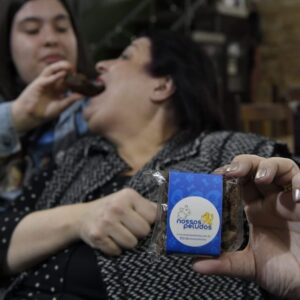 Valéria Sandalo Instagram - .
.
Que bom poder unir o prazer de comer um brownie delicioso e ajudar os animais! E comprando um brownie do @nossospeludos vc estará ajudando!
Para cada unidade vendida são doados 330g de ração para animais abandonados que estão com protetores ou em ONG's/Abrigos.
.
.
Em Setembro completarão10 anos chegando a marca de mais de 14 toneladas de ração doada, além de cadeira de rodas, castrações, vacinas e consultas.
.
.
Vem com a gente nessa rede do bem!
O Camilo, comigo e com a @li.sandalo_ na foto, aprovou!!!
.
.
Foto: Gabriel Trevisan @gabrieltrevisan
. 
.
#valériasândalo #valeriasandalo #valériasandalo #valeriasândalo 
#nossospeludos #brownie #browniedobem #brownienossospeludos #vidadeempreendedora #rededobem #doglovers #catlovers