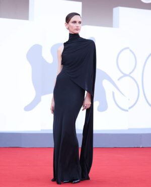Valentina Bellè Instagram - Lubo premiere at the @labiennale 
~
Thank you @ysl for this unbelievable dress 
~
and @pomellato for your timeless creations