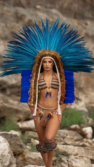 Valentina Feroz Instagram - Ela é a Munduruku, Tupinambá, Kayapó, Atroari, Asurini, Zo’é, ela é Sateré Hixkaryana, guerreira, poranga-cunhã @valentinaferozwwe 🏹
Produção: @adrianacastrobeauty 
Indumentária: @eleandrofreire