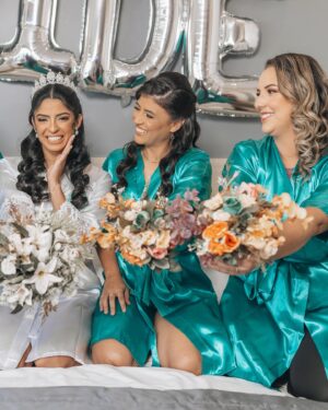 Valentina Feroz Instagram - #tbt from this special and unforgettable day 🤍
.
.
.
#wedding #bride #noiva #madrinhas
