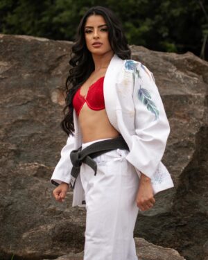 Valentina Feroz Instagram - Happy Valentine’s Day ❤️
So much love always ❣️
.
.
.
#happyvalentinesday #love #blackbelt #photoshoot
@salty_oceansbw