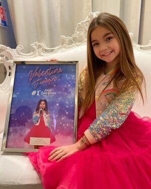 Valentina Tronel Instagram - J’ai reçu une surprise aujourd’hui 😍
Merci @playtwolabel pour ce beau cadeau 💜
Encore merci à toutes mes équipes avec qui je partage ce souvenir merveilleux : @suzanneldm @marchalfabrice @jeremychapron @geraldineallouche @juliencomblat @francetelevisions @alecredde @valencakfred @wladimix @igitmusic @babpravi @playtwolabel @env1ronnement @avenuedesmanguiers 

Merci également à ma #TeamValen vous êtes géniaux 😍😍
Je vous fais de gros gros bisous et hâte de montrer la suite💜💜