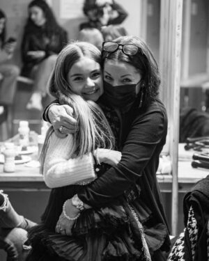 Valentina Tronel Instagram - « Je ne manque de rien, j’ai beaucoup d’amis, une famille unie...» 🎶

Coucou les amis 💖
Est-ce que 30 secondes en exclusivité de mon prochain clip ça vous dit ? 😍💕

Pour cela c’est tout simple, faites la même chose que moi : 
- Postez une photo d’un proche 
- Mettez en description une parole de la chanson « Où es-tu là »
- Repartagez en story sans oublier de m’identifier 

Tirage au sort des 10 gagnants samedi 😘💖

#teamvalen #clip #ouestula #jeuconcours 

Credit : @agasvary ❤️