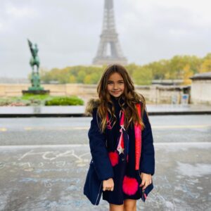 Valentina Tronel Instagram - Cc les amis, mes mots me manquent pour vous remercier pour tout votre soutien et vos messages. 
Je voulais vous offrir ce petit Backstage du tournage de la carte postale #jesc2020 
💗💗💗