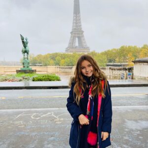 Valentina Tronel Instagram - Cc les amis, mes mots me manquent pour vous remercier pour tout votre soutien et vos messages. 
Je voulais vous offrir ce petit Backstage du tournage de la carte postale #jesc2020 
💗💗💗