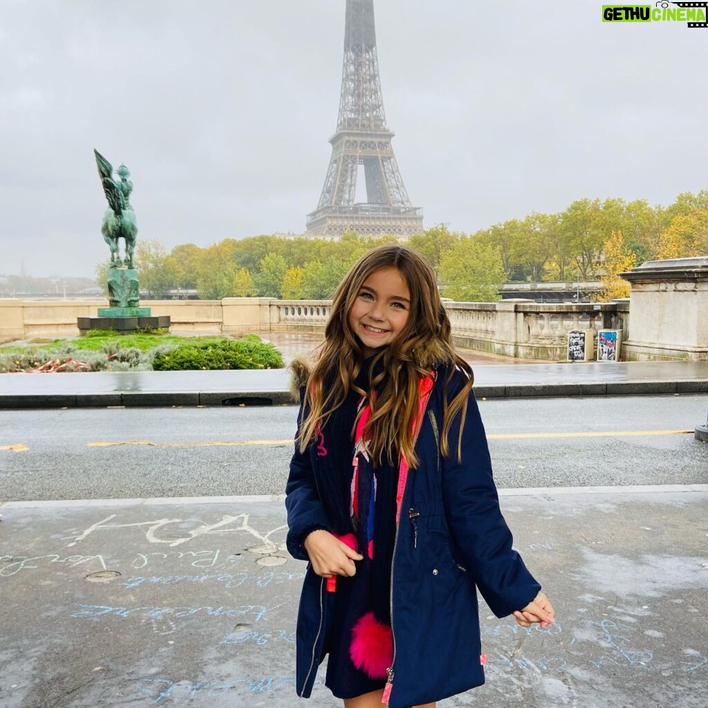 Valentina Tronel Instagram - Cc les amis, mes mots me manquent pour vous remercier pour tout votre soutien et vos messages. Je voulais vous offrir ce petit Backstage du tournage de la carte postale #jesc2020 💗💗💗