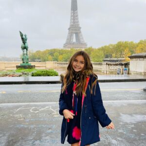 Valentina Tronel Instagram - Cc les amis, mes mots me manquent pour vous remercier pour tout votre soutien et vos messages. 
Je voulais vous offrir ce petit Backstage du tournage de la carte postale #jesc2020 
💗💗💗