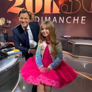 Valentina Tronel Instagram - Coucou ma #TeamValen 💜
Vous allez bien?
Moi j’ai encore plein d’étoiles dans les yeux depuis ma victoire à @junioreurovisionofficial 🤩
Merci à @francetelevisions @tpmptv et @bfmtv (entre autres!) de m’avoir reçue et de m’avoir permis de faire la rencontre de ces superbes personnalités !
#TeamValen @junioreurovisionofficial @france2 @eurovisionfrance @marchalfabrice @playtwolabel
