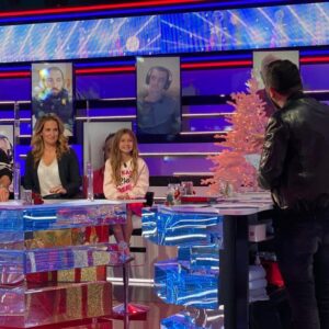 Valentina Tronel Instagram - Coucou ma #TeamValen 💜
Vous allez bien?
Moi j’ai encore plein d’étoiles dans les yeux depuis ma victoire à @junioreurovisionofficial 🤩
Merci à @francetelevisions @tpmptv et @bfmtv (entre autres!) de m’avoir reçue et de m’avoir permis de faire la rencontre de ces superbes personnalités !
#TeamValen @junioreurovisionofficial @france2 @eurovisionfrance @marchalfabrice @playtwolabel