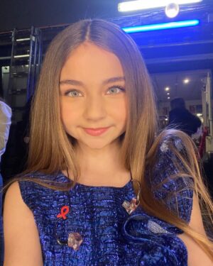 Valentina Tronel Instagram - Retrouvez-moi ce soir sur @sidaction ❤️‍🔥 
Merci @nicolasloconte pour ce bel arrangement et très fière d’avoir à nouveau partagé la scène avec @romain_berro 🙏 
Et un grand merci également à la chorale d’enfants Chœur & mouvement ❤️