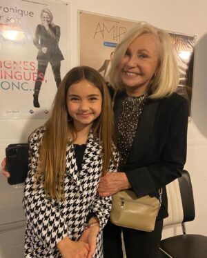 Valentina Tronel Instagram - Retrouvez-moi ce soir sur @sidaction ❤️‍🔥 
Merci @nicolasloconte pour ce bel arrangement et très fière d’avoir à nouveau partagé la scène avec @romain_berro 🙏 
Et un grand merci également à la chorale d’enfants Chœur & mouvement ❤️