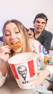 Valentina de Abreu Instagram - Con mi pollito @kfcecuador nadie se mete 😂🍗💕 #novios #vs #valentinadeabreu #gye #ecuador #competencia #lachama