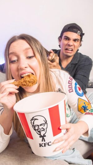 Valentina de Abreu Instagram - Con mi pollito @kfcecuador nadie se mete 😂🍗💕 

#novios #vs #valentinadeabreu #gye #ecuador #competencia #lachama