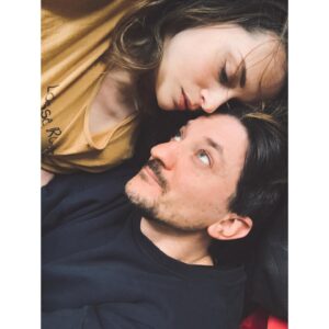 Valeria Bilello Instagram - Pensate ai vostri genitori, ai nonni, alle persone in chemioterapia, alle donne in gravidanza, ai trapiantati, a quelli che aspettano da una vita un organo, ai pazienti tumorali che aspettano di essere operati, agli infartuati, ai giovani e sani, che pure una “banale” polmonite lascerà esiti, agli infermieri, ai medici, agli anestesisti, che non vedono figli, genitori e amici da settimane, che tornano a casa e sperano che i propri compagni non si infettino, stremati oltre che fisicamente, psicologicamente. STATE A CASA se potete. 
#iorestoacasa
* (Nursetimes)