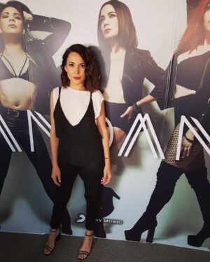 Valeria Gastaldi Instagram - Un día lleno de buena energía! 🙌 @bandanaoficial

Look: @roshmoda
M&H: @kennyspalacios 
Gracias a todo el equipo que nos acompaña: @katita_nunez @adrullamosas @baezer
y en especial a @sonymusicargentina ⭐
#StyleVG