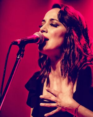 Valeria Gastaldi Instagram - Cantando con el alma ... los espero el 25/01 en la @la.tangente  para celebrar un día especial para mi y mis seres queridos ! 
Preparando toda la musica que les gusta ❤️ @julistesteben 📸🙌🏻