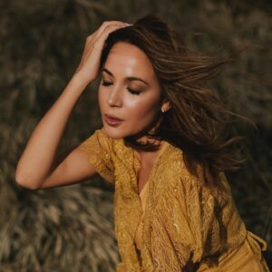 Valeria Gastaldi Instagram - Anhelando ese sol en la Cara !!! 🌧🌧🌧💧☃️

@connieazconaphoto 📷
@katita_nunez 📞prod
@adrullamosas 💄
@estudioamud 👗