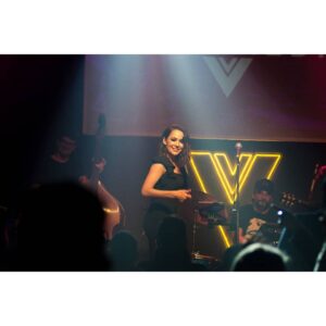 Valeria Gastaldi Instagram - Gracias a todos por venir a compartir un momento tan especial conmigo y cantar mis canciones con tanto cariño ✨❤
Look: @agogoargentina
M&H: @adrullamosas 
Cartel neón: @neon_led
Catering dulce: @enroyateok
@facpereyra @belsemenza
Músicos: @mrnicogarcia 
@qrcuma
@fedepalmolella
@emmacauvet
@sebajakim
Ph: @ph.irusta @jonathanbernay