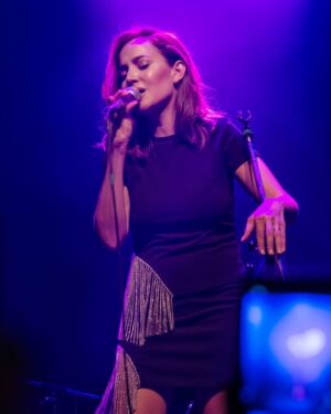 Valeria Gastaldi Instagram - Tu ... no eres facil de olvidar , tu, cruzarías el mar . Por mi . Por mi . Por mi... 

 Que lindo haberles cantado por primera vez esta cancion el 25/1/2020 .Que emocionante que fue ❤️

#newsong #fromthesoul #fromtheheart #songwriter