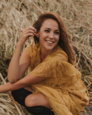 Valeria Gastaldi Instagram - Esta sonrisa pre pandemia !!! Ojala pase todo esto pronto , salud y bienestar para todos !!! Gracias a mis seguidores por sus mensajes y compartir momentos lindos con mi musica !!! ❤️🙌🏻 @connieazconaphoto 📷
Prod y beauty
@katita_nunez 
@aldiazconaph 
@adrullamosas 
@estudioamud
@karolinesmode